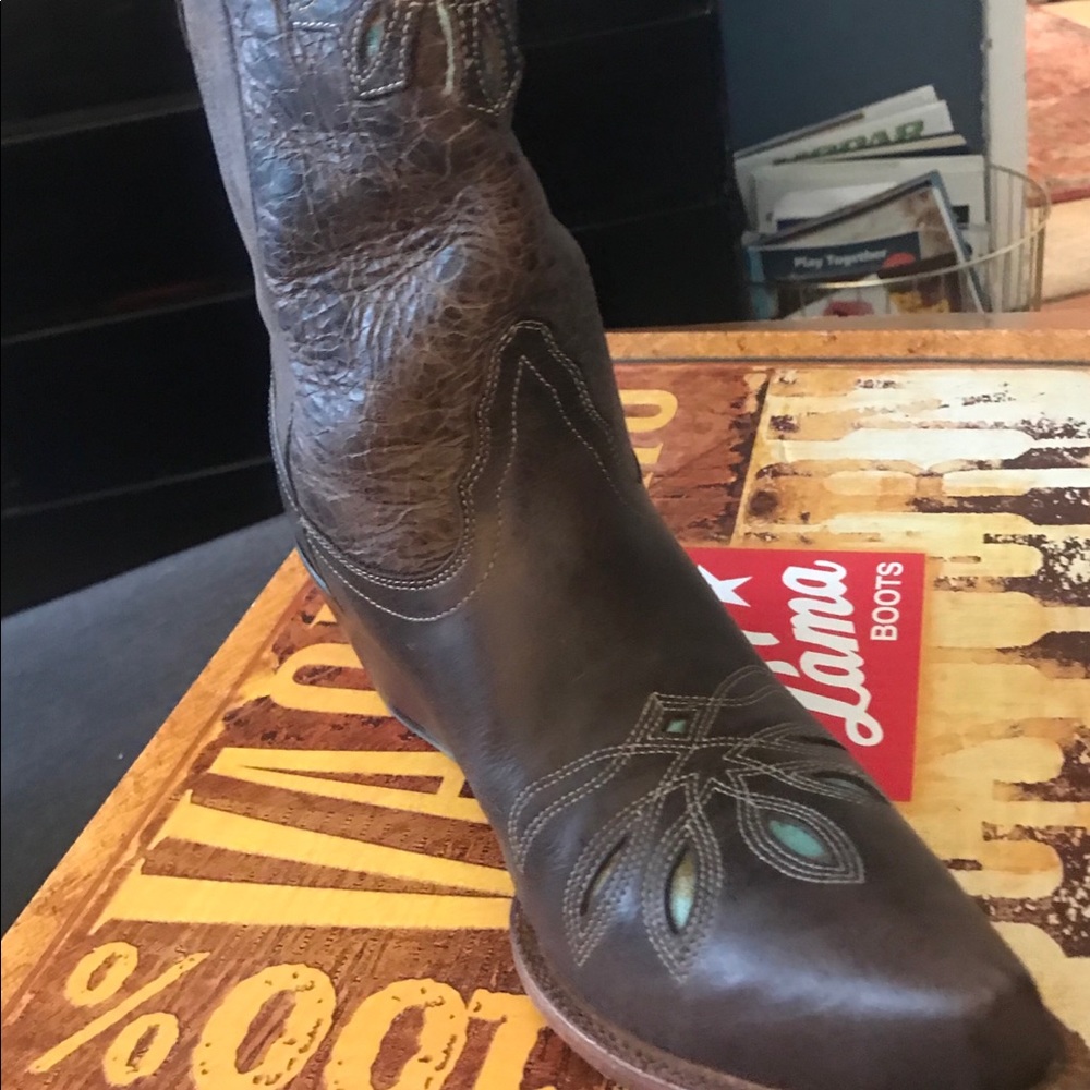 Yummy Tony Lama boots with inlays.